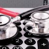 Stetoscop așezat pe un calculator de birou