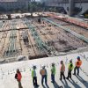Echipă de muncitori pe un șantier de construcții