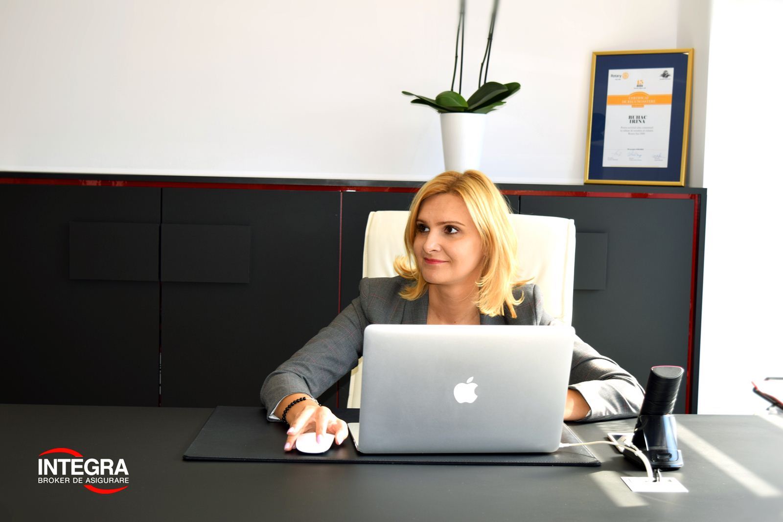 Consultantă Integra Broker analizând o ofertă de asigurare la birou